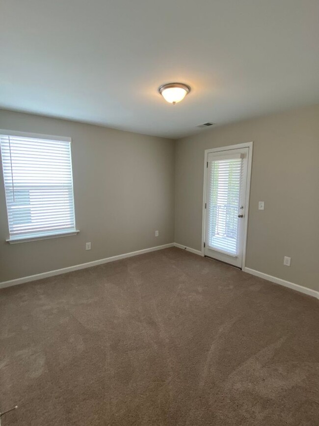 Building Photo - Spacious End Unit Townhome in Blakeney Com...