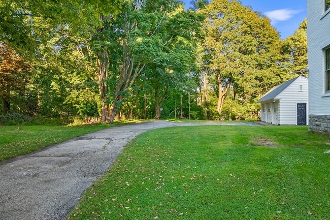 Building Photo - 161 Broadway