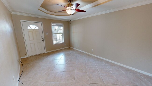 Building Photo - 2/1 Duplex Available for Immediate move-in!