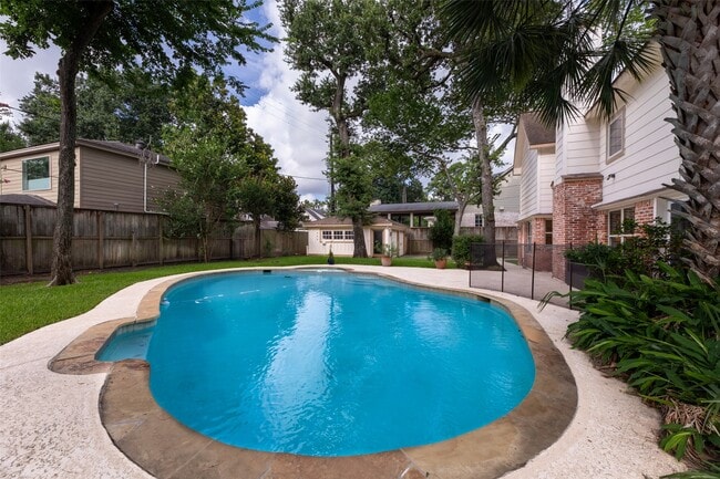 Building Photo - 14115 River Forest Dr