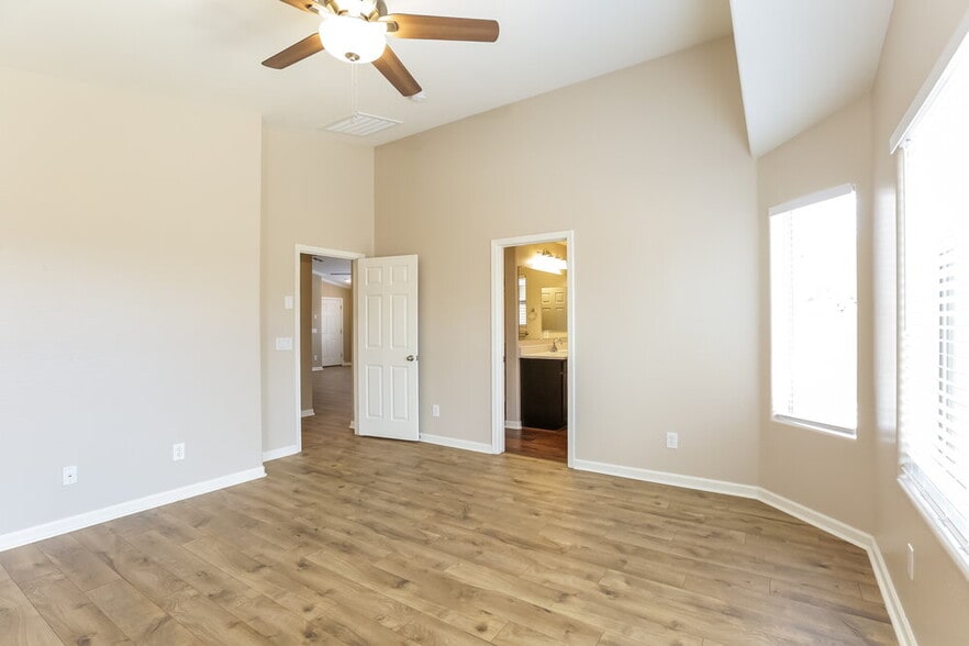 Building Photo - 2030 S 100th Ln