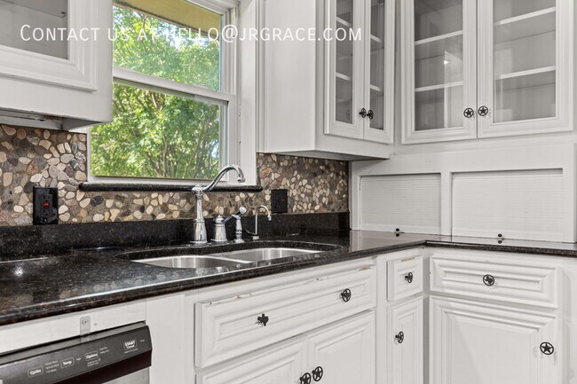 Building Photo - 525 W 4th St