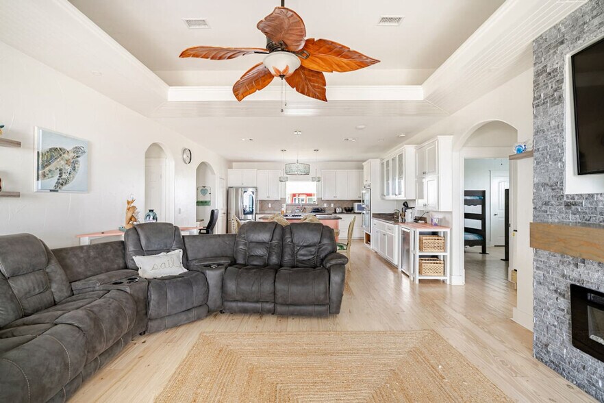 Primary Photo - 986 Dolly St