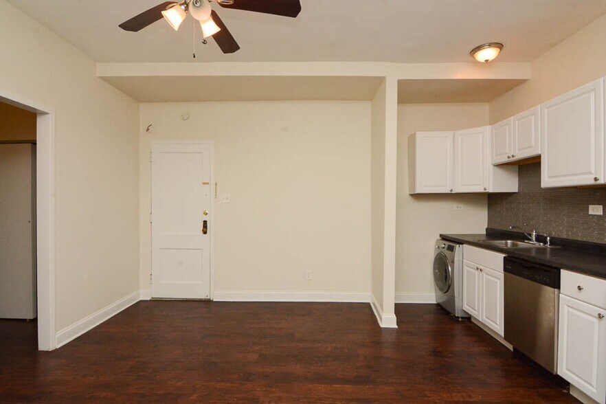 Building Photo - 3350 N Marshfield Ave