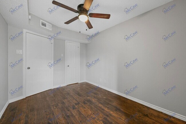 Building Photo - 9520 Royal Ln