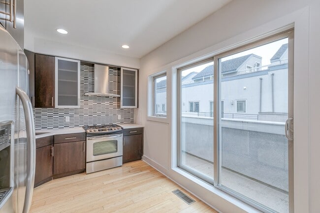 Building Photo - Northern Liberties Townhome with Private Garage