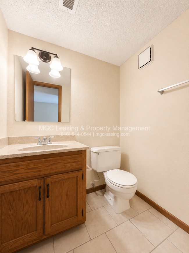 Building Photo - Chapel Oaks Community of Lee's Summit - $500 off September rent with immediate move in!!