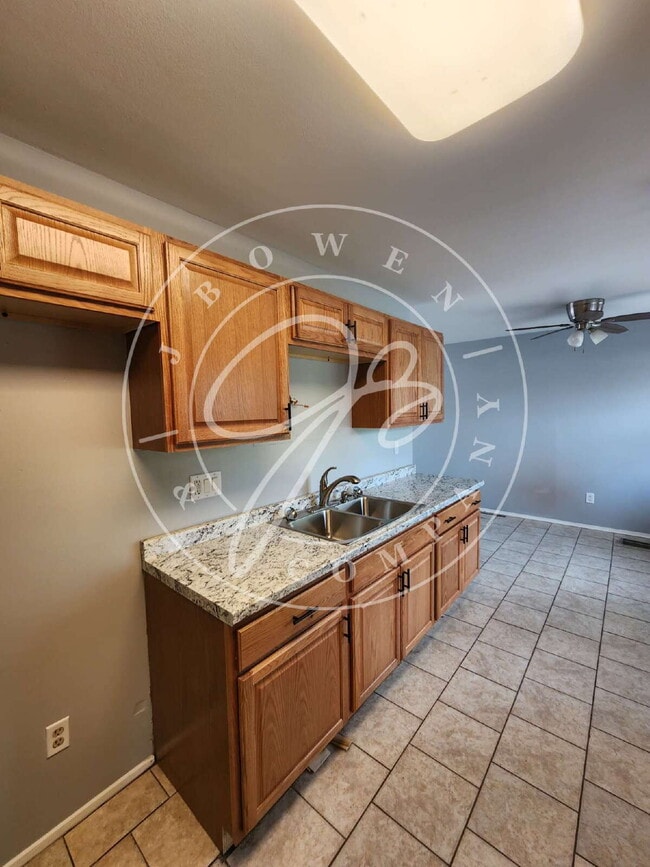 Building Photo - Charming 3-Bedroom Home in Toledo walking ...