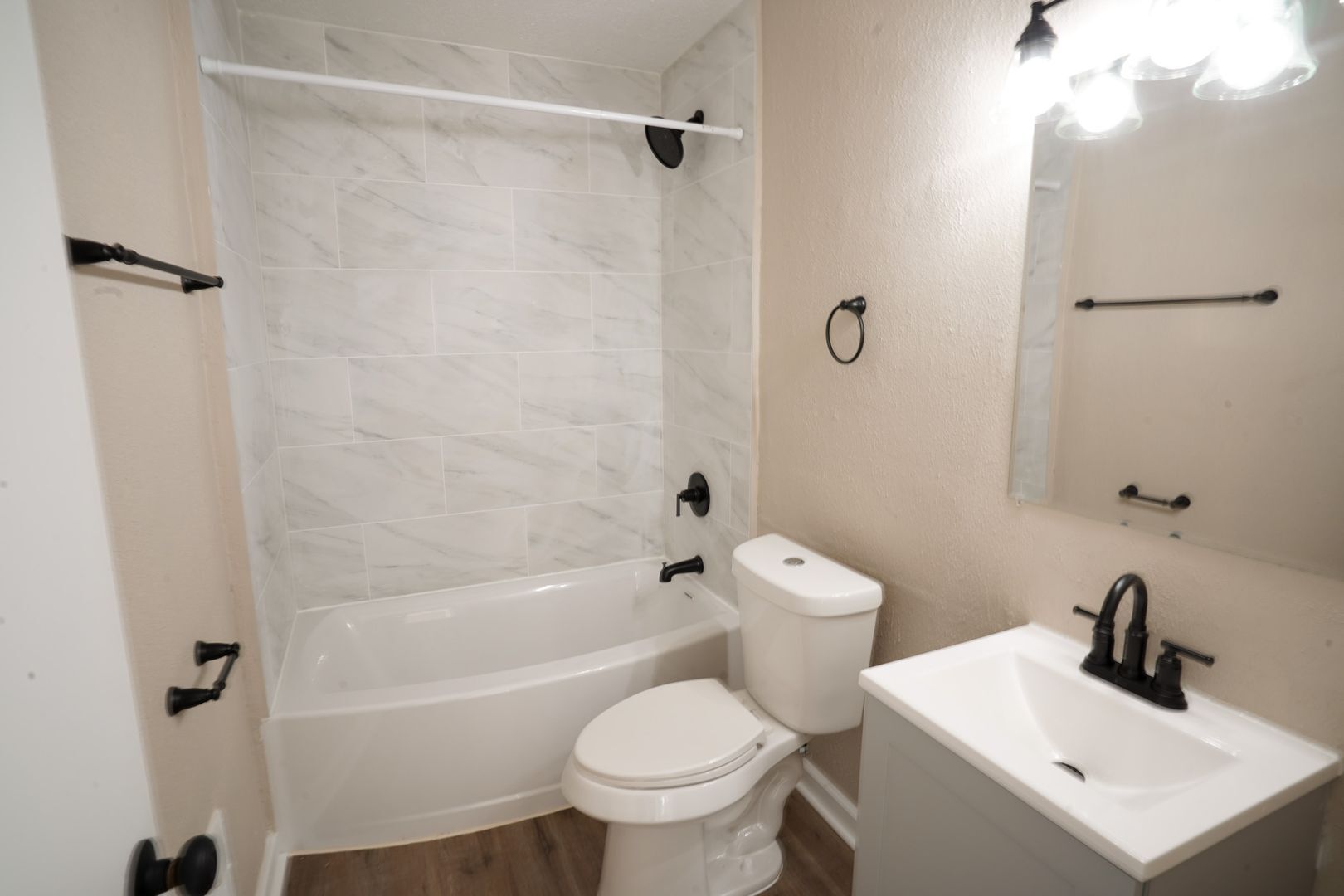 Building Photo - This beautifully updated 2-bedroom, 1-bath...