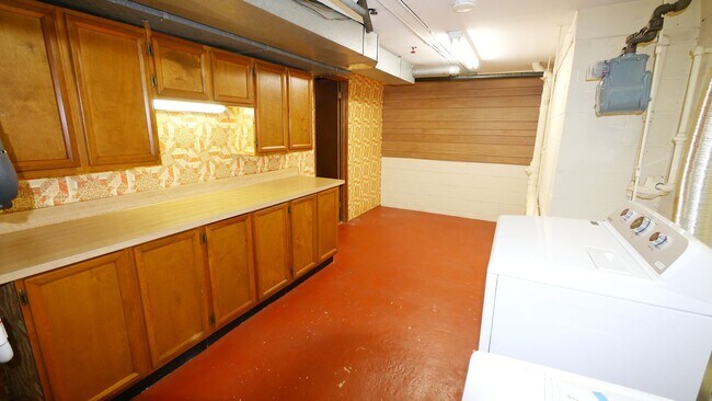 Building Photo - End Unit Townhouse with Full Basement 2BR ...