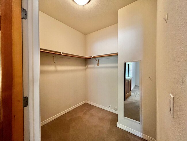 Building Photo - 5220 Boardwalk Dr