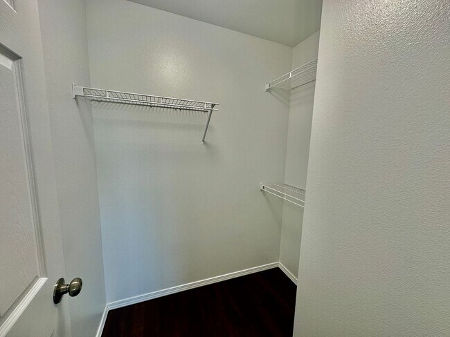 Building Photo - 3130 Meadow Glen Ln