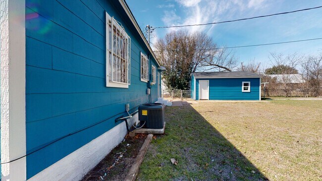 Building Photo - HUGE PRICE IMPROVEMENT $995!!!!