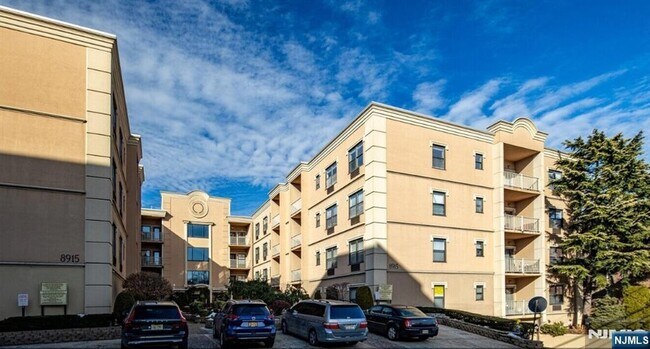 Building Photo - 8915 Bergenwood Ave