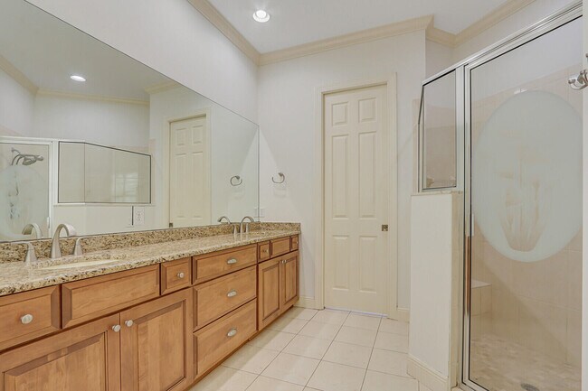 Building Photo - 9400 Briarcliff Trace