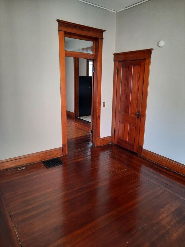 Building Photo - Lovely 3 bedroom 1 bath home