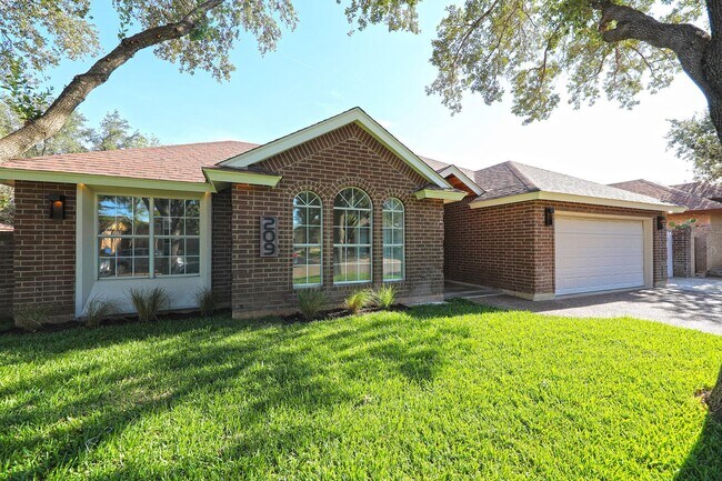 Building Photo - 209 Green Jay Ln