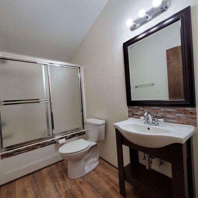 Building Photo - Pet Friendly 4 Bed / 2Bath Home w/ Garage