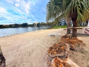 Building Photo - 9357 Fontainebleau Blvd