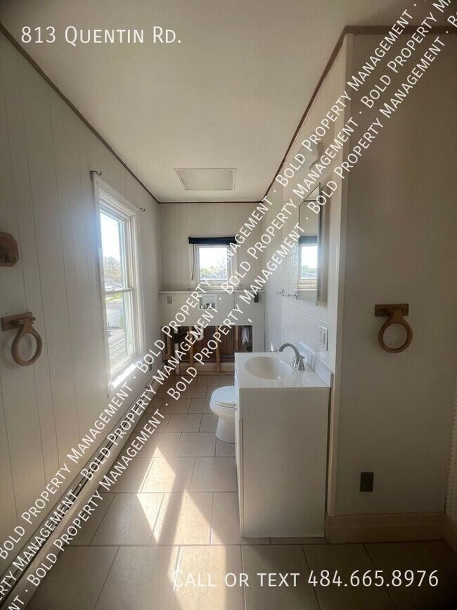 Building Photo - 813 Quentin Rd