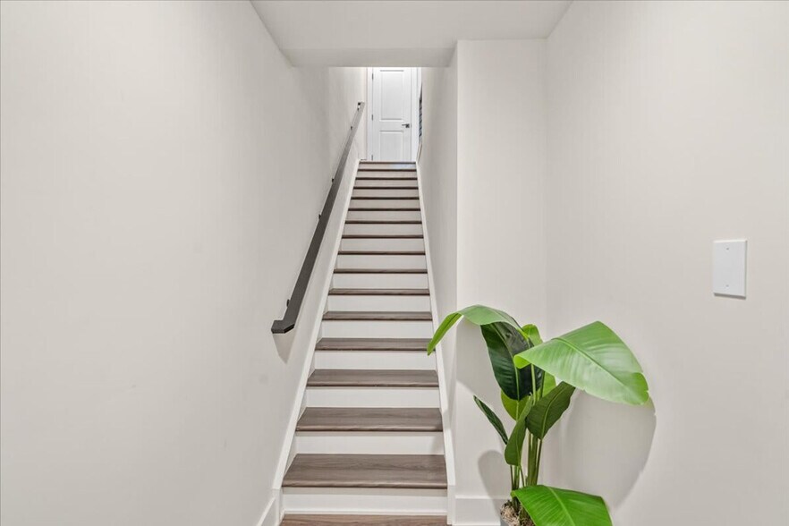 Building Photo - 2005 Clarksdale Dr