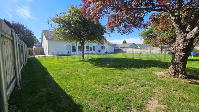 Building Photo - Spacious Home with Large Garage!