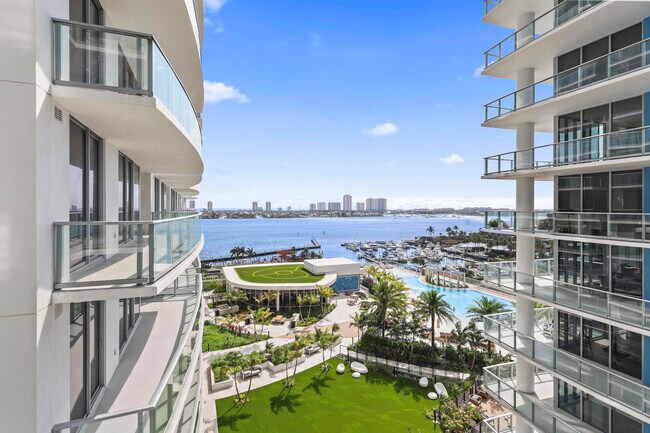 Building Photo - 220 Lake Shore Dr