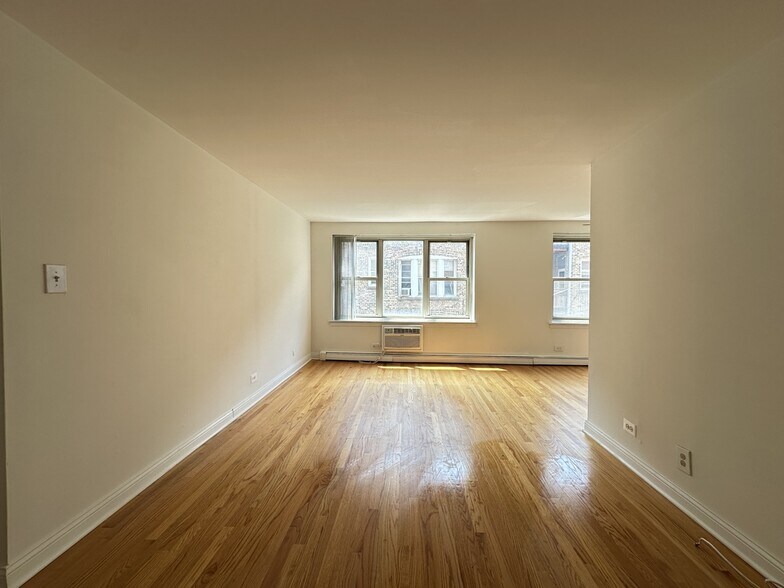 Building Photo - 3710 N Pine Grove Ave