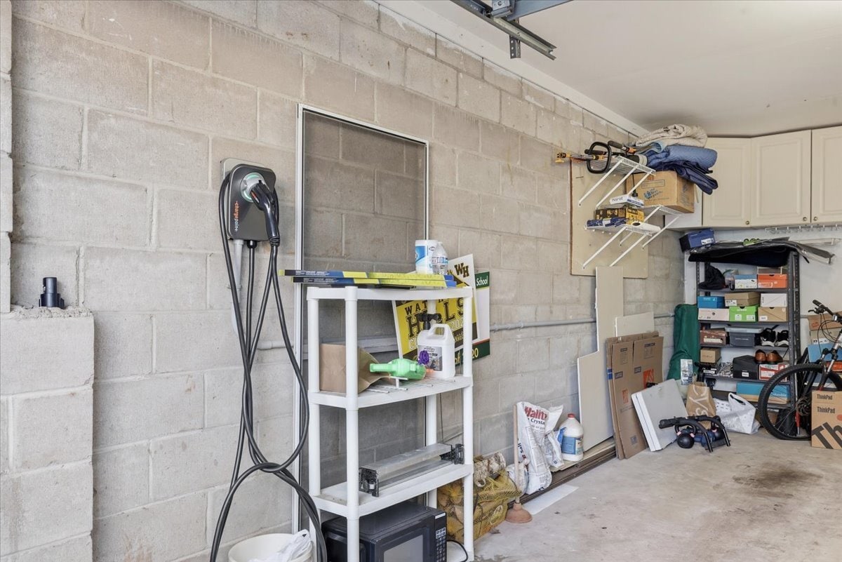 Building Photo - 203 Tallwood Ln