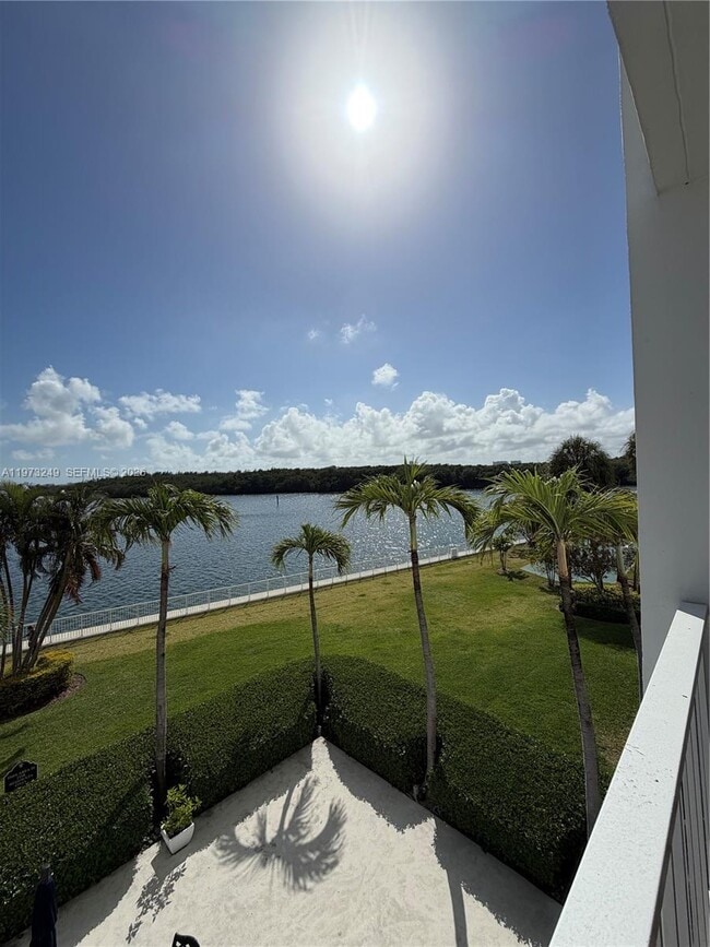 Building Photo - 500 Bayview Dr