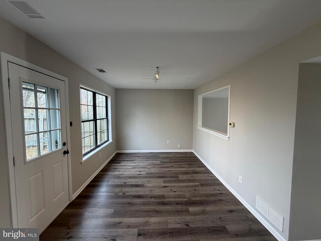 Building Photo - 120 Redwood Dr