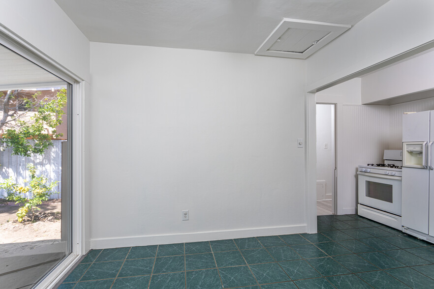 Building Photo - 859 N Kenwood St