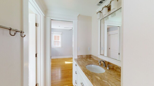 Building Photo - Bright and Spacious 4 Bed plus Bonus Room ...