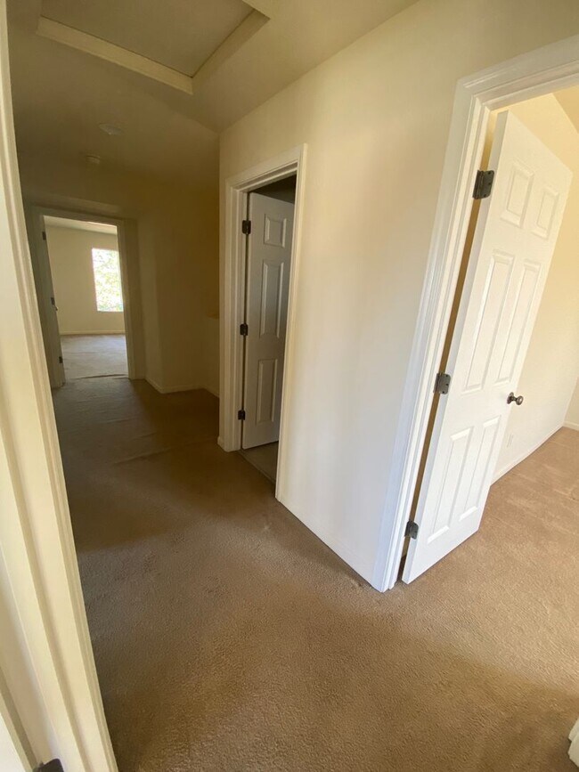 Building Photo - Lincoln 4 bedroom on quiet court.
