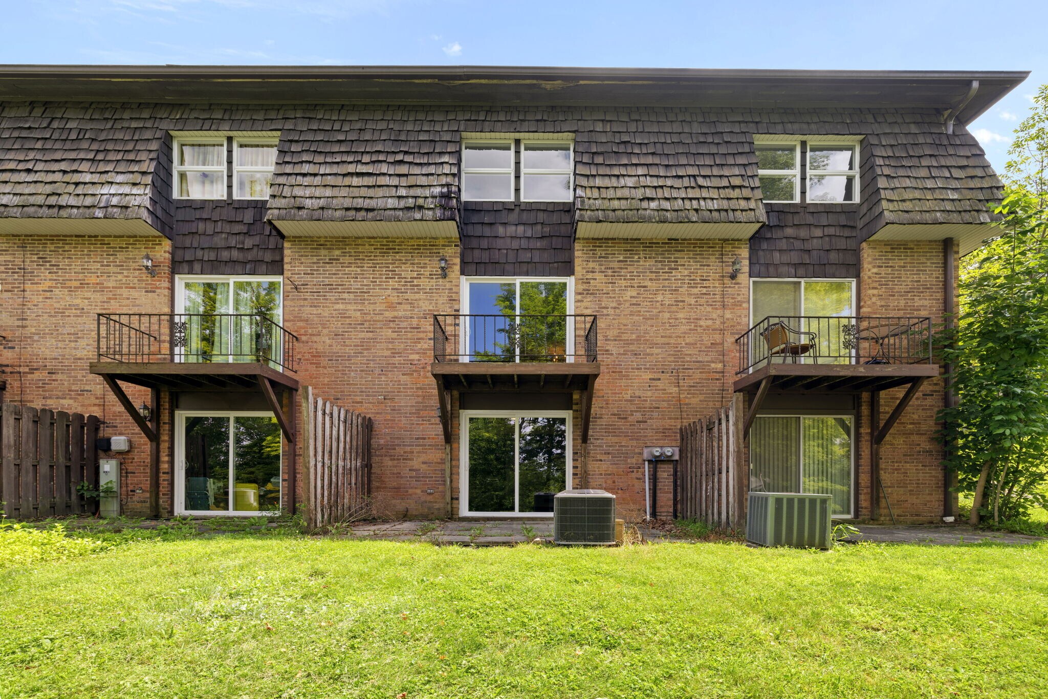 Building Photo - 215 Oakview Dr