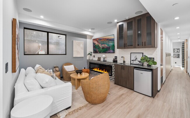 Building Photo - 838 California Ave