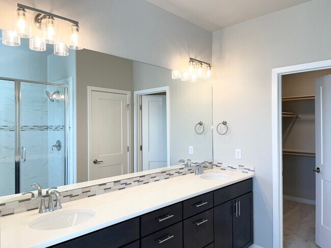 Building Photo - Townhome w/ All the Bells and Whistles!