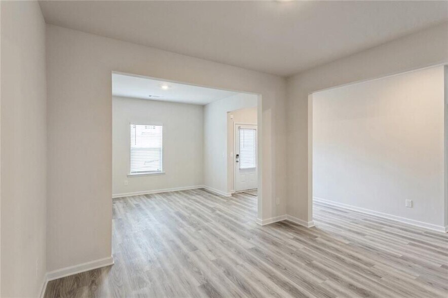 Building Photo - 668 Mackenzie Cv