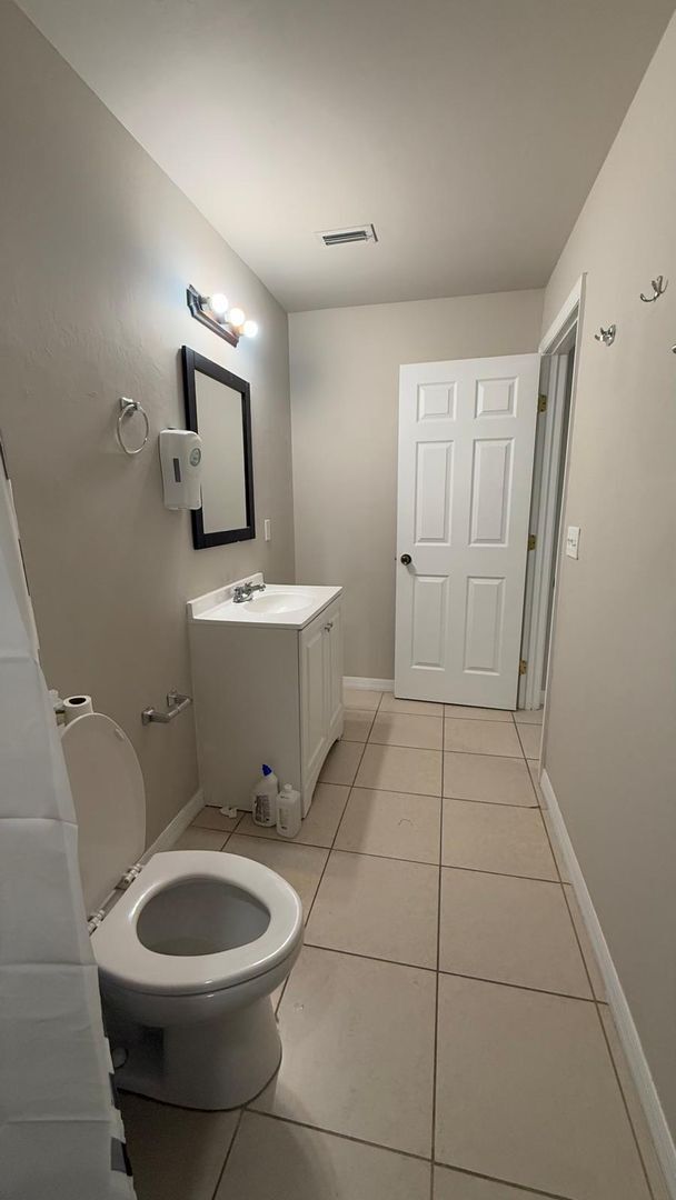 Building Photo - 1619-1621 SW 33rd St- Duplex