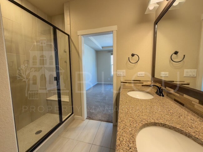 Building Photo - Spacious 4 Bedroom!!