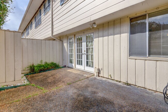 Building Photo - 6422 Burgoyne Dr.