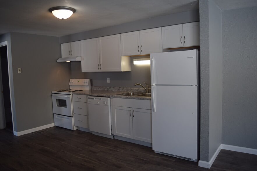 Newly remodeled kitchen - 108 Wood Ct