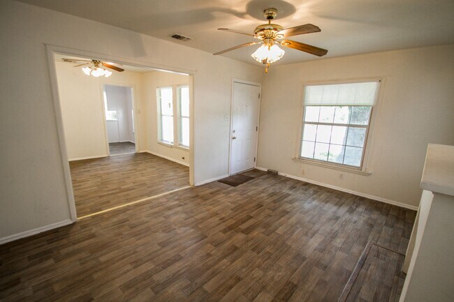 Building Photo - Close to Local Amenities and Downtown