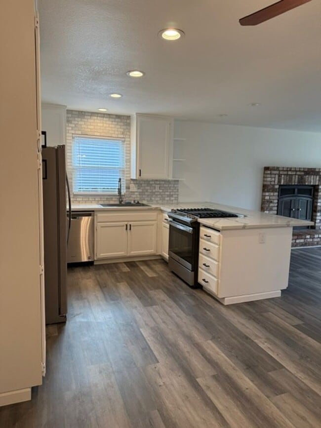 Building Photo - 3 Bedroom/2 Bathroom Home Available in Rincon Valley!