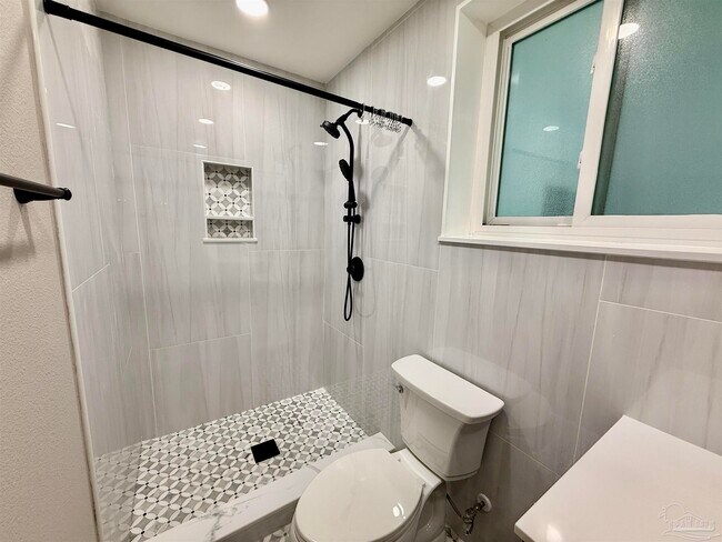 Building Photo - 205 Fairpoint Dr