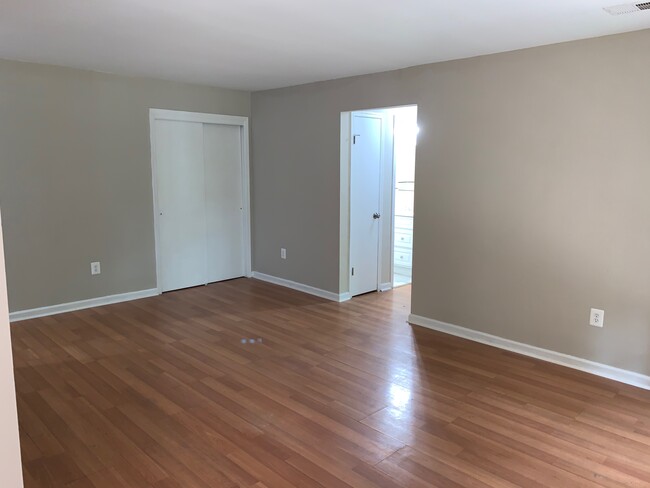 Building Photo - 1403 Green Hollow Dr