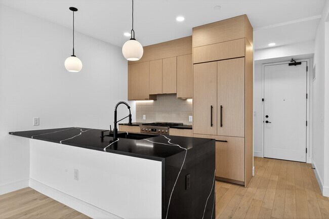 Building Photo - 139 Christopher Columbus Dr