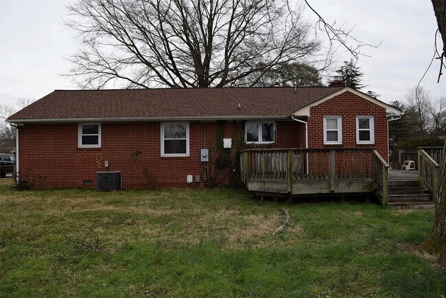 Building Photo - All brick rancher close to White Oak Mall and Richmond International Airport