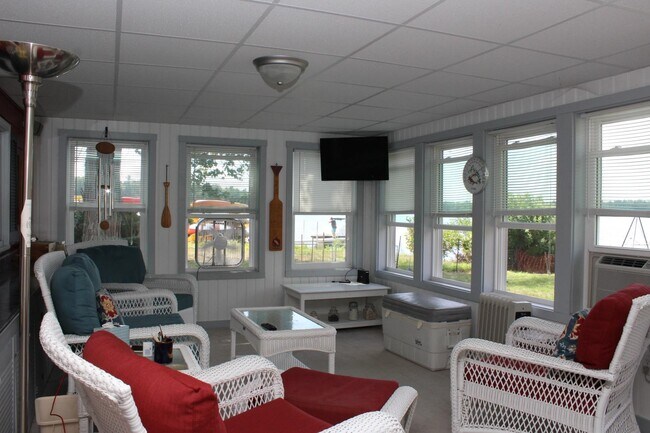 Building Photo - 318 Paradise Dr