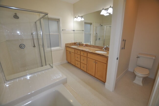 Building Photo - Luxury Craftsman Style Home in quiet San M...